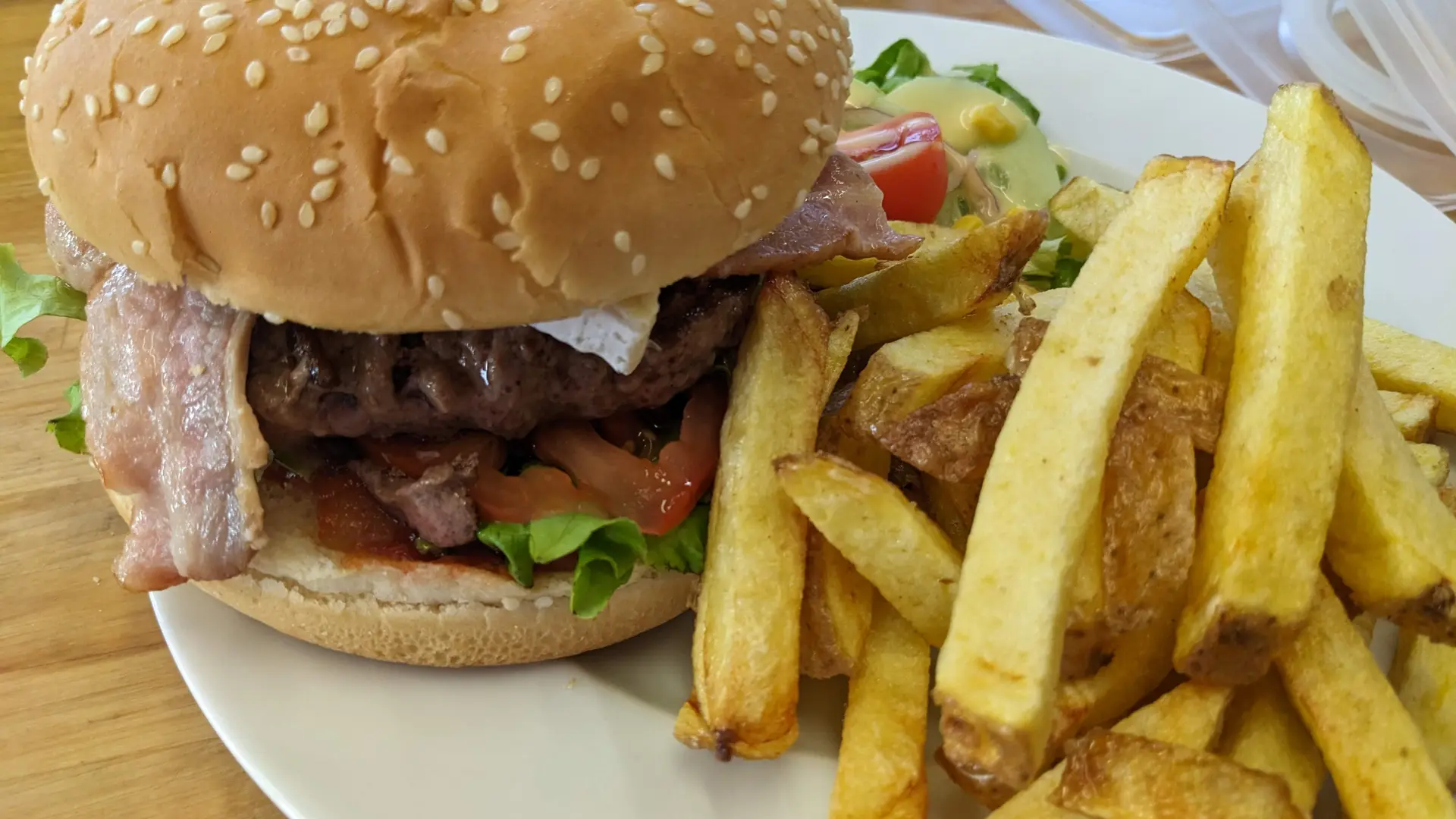 Burger Bacon & Brie avec Frites Maison