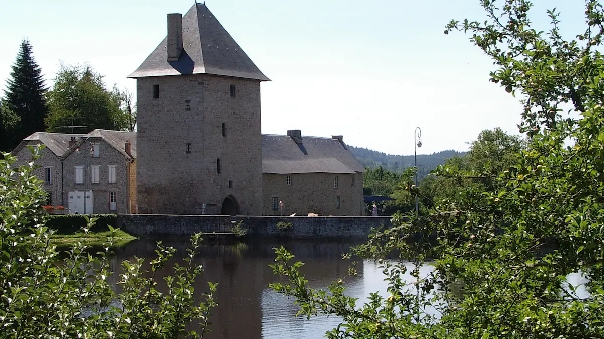 Peyrat-le-Château - Tour et lac - (c)Pays Monts et Barrages