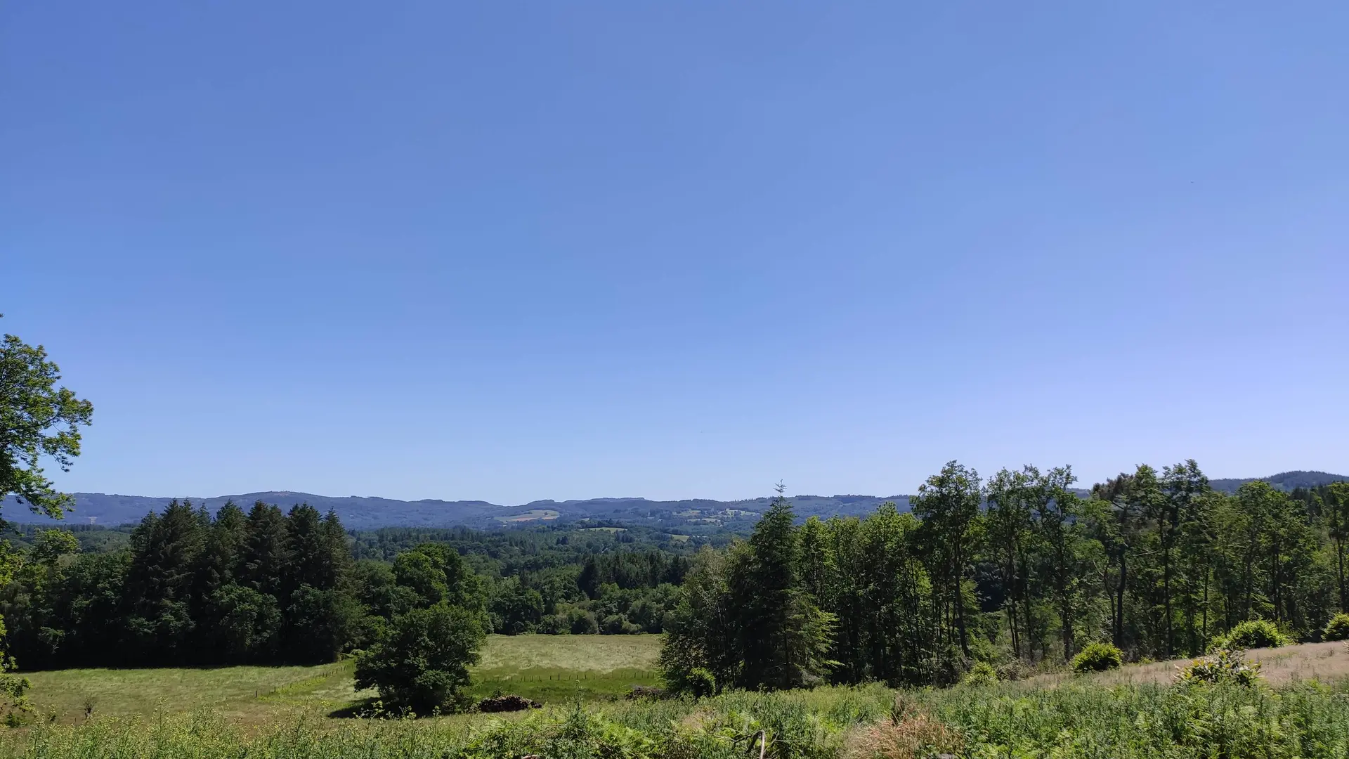 Photo vitrine - Vue sur la vallée de la Maulde depuis le Puy du Genêt