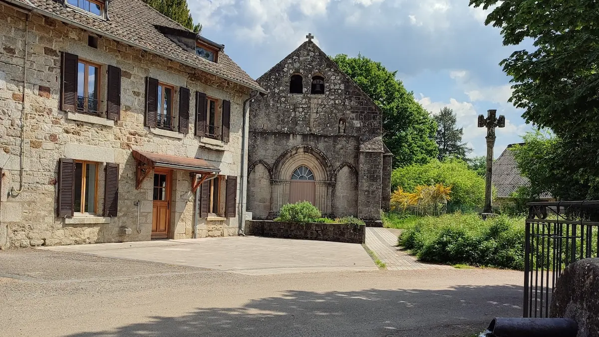 Place de l'égilse de Cheissoux