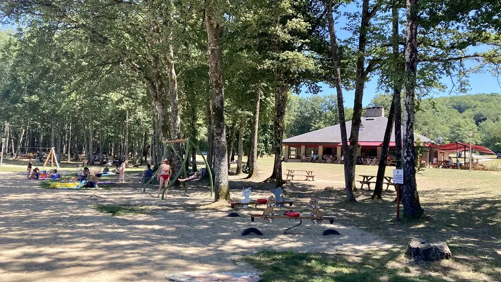 Le Relais du Lac vu depuis la plage du lac de Ste Hélène
