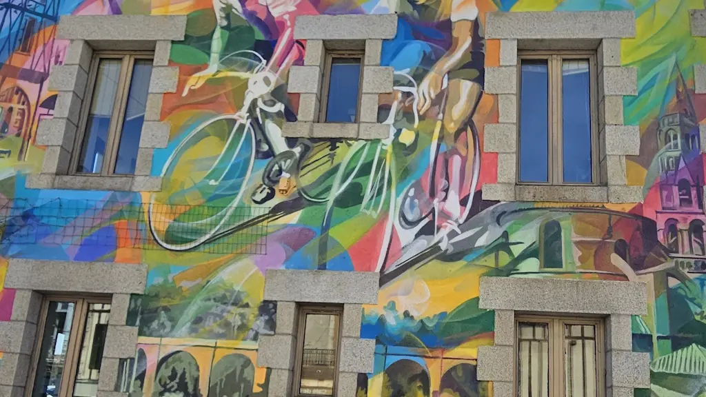 Raymond Poulidor face à Anquetil sur la fresque de Saint-Léonard de Noblat