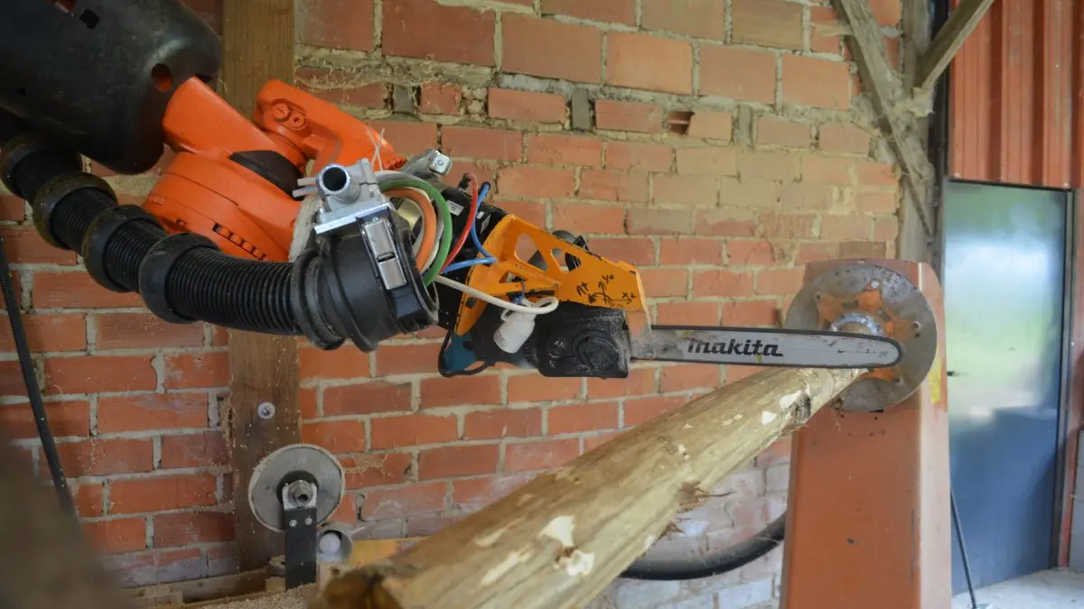 Robot usinant un tronçon (c) Manufacture du châtaignier Le Châtenet-en-Dognon