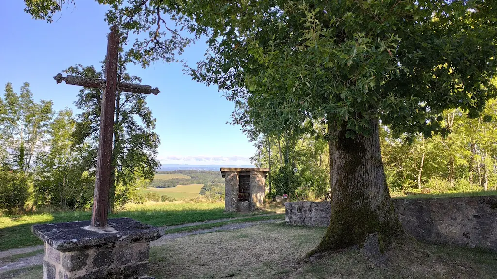 Croix et puit de l'église de Sainte-Anne (Sainte-Anne-Saint-Priest)