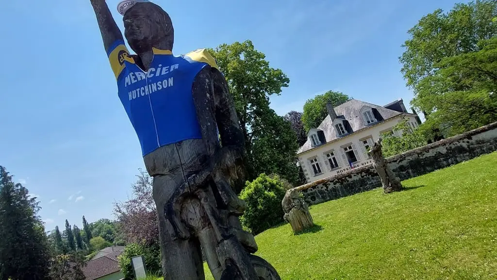 Statue de Poupou avec son maillot Mercier