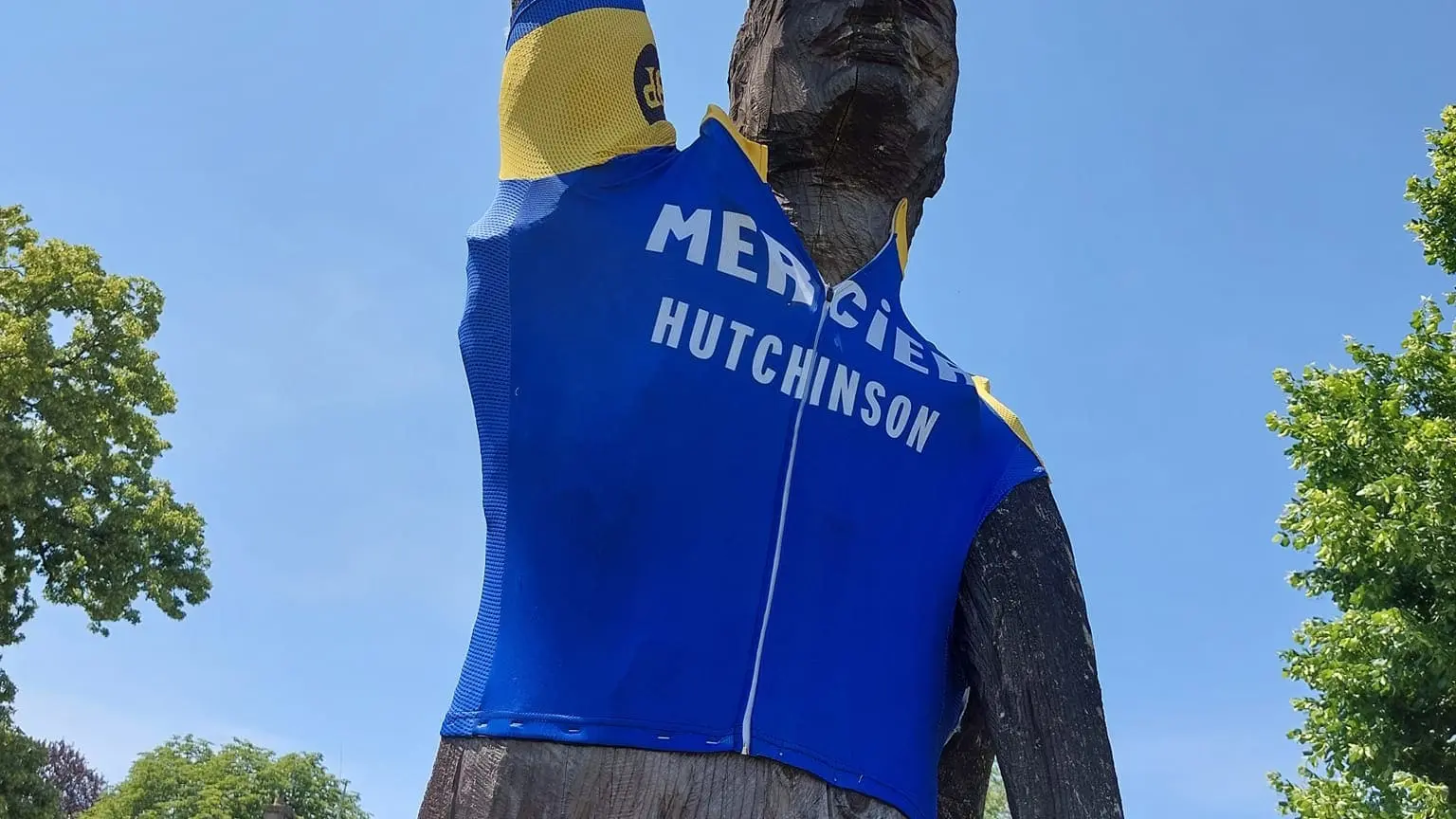 Statue du champion cycliste Raymond Poulidor