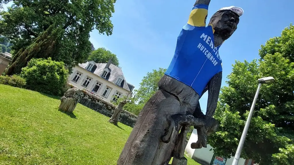 Statue en bois de Poulidor à Saint-Léonard de Noblat en Limousin