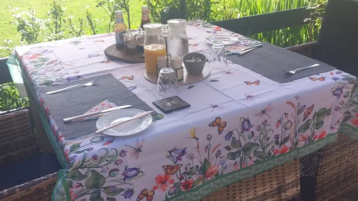Table dressé au salon de thé Spruce Lake Tea Garden à côté de Saint Léonard de Noblat
