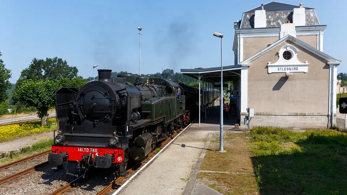 Train vapeur à la gare de Saint-Léonard de Noblat