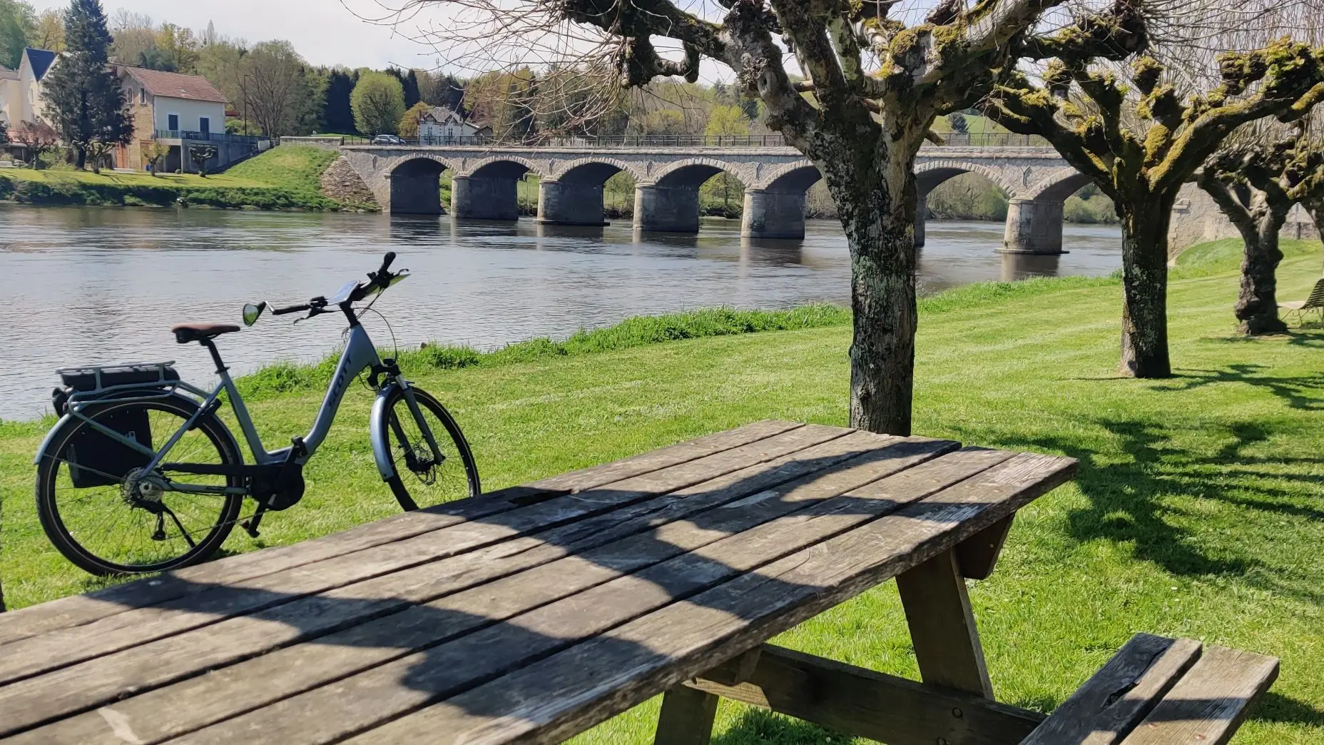 Vélo_pont_Saint_Victurnien_poltourisme
