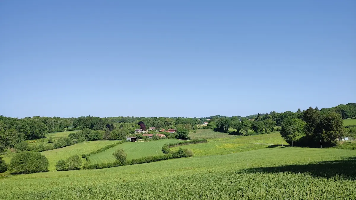 Vue sur le village du Puy de las Fons - Bujaleuf