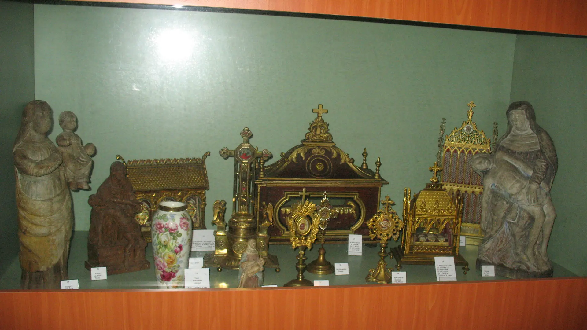 Vitrine objets cultuels