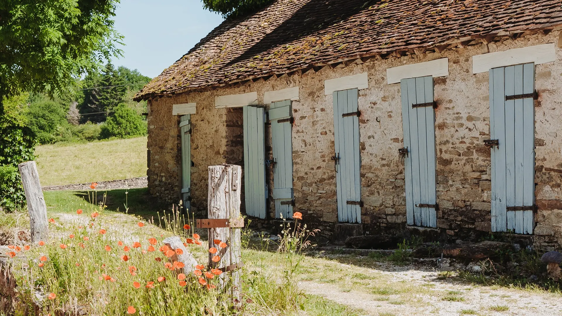 la-bastide-sfeerfoto-pad naar het-speelveld-met-zwembad-mooie-franse-blauwe-deurtjes-430