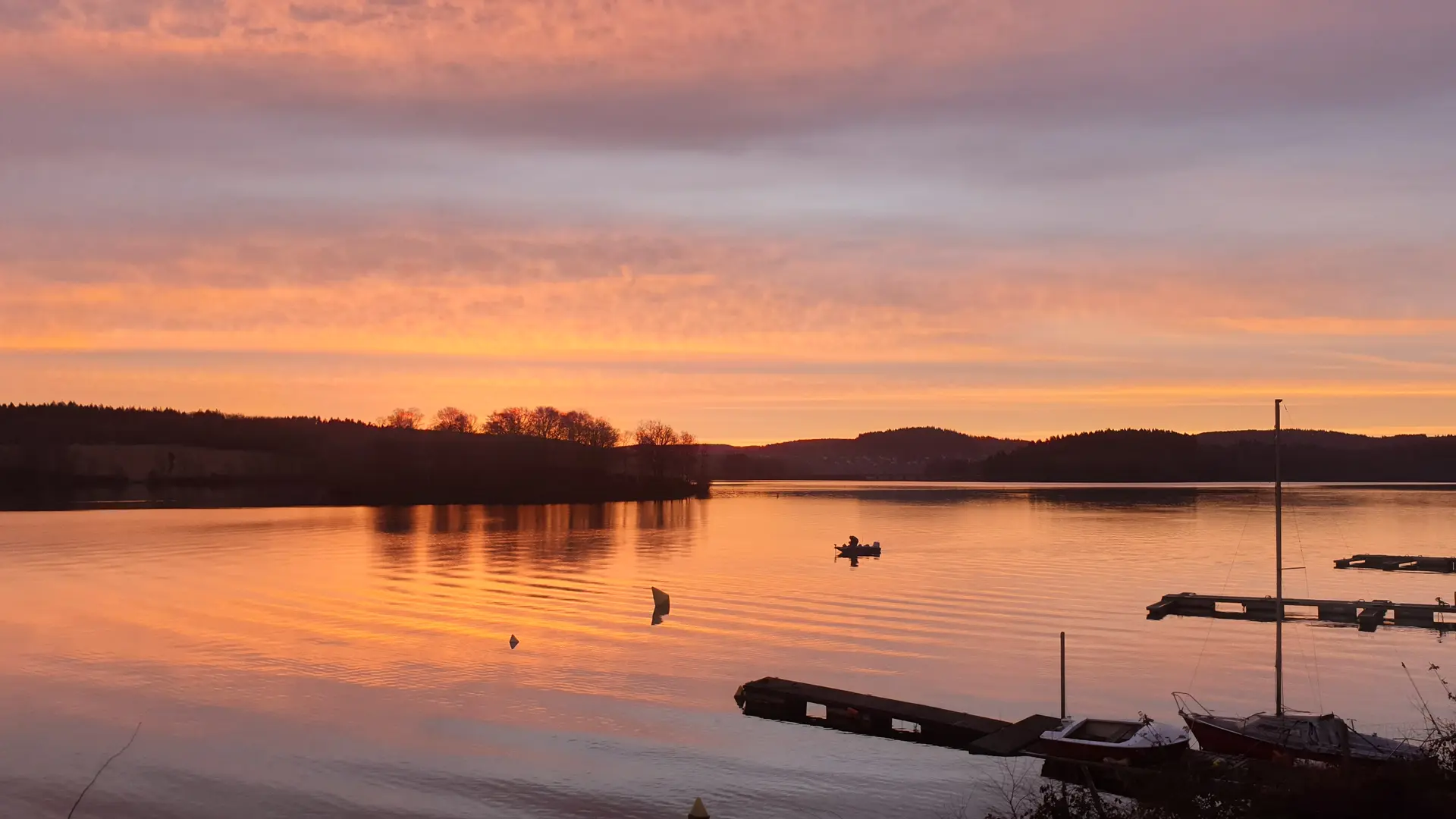 Levé du soleil sur le  lac de Vassiviere