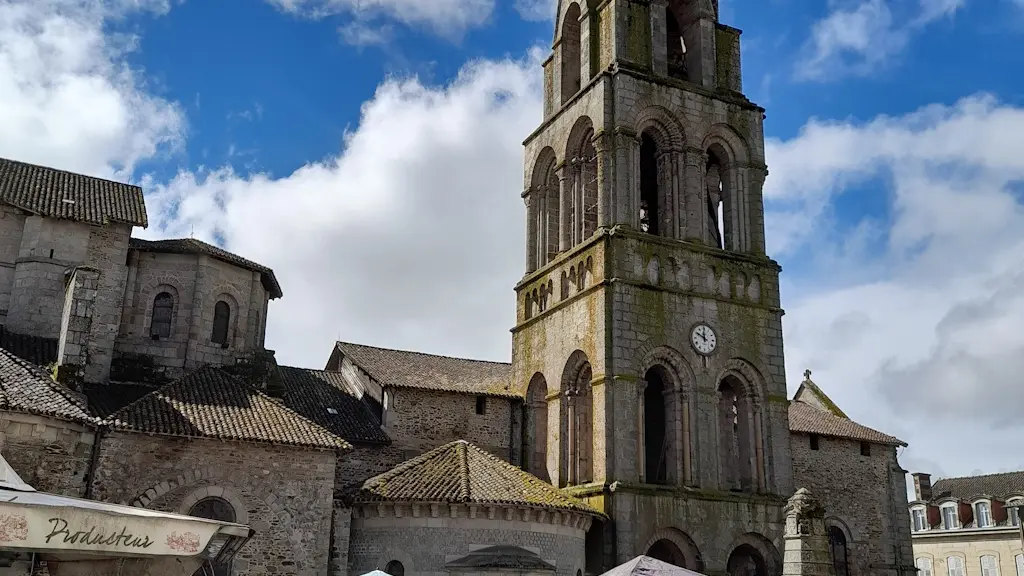 marché hebdomadaire de Saint Léonard de Noblat devant la collégiale et dans le centre historique