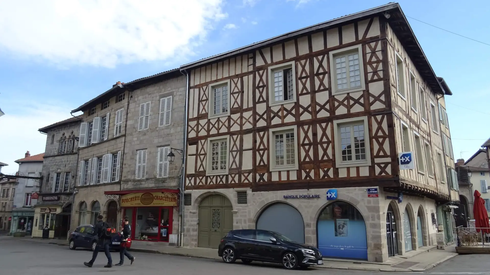 Place de la République à Saint-Léonard de Noblat