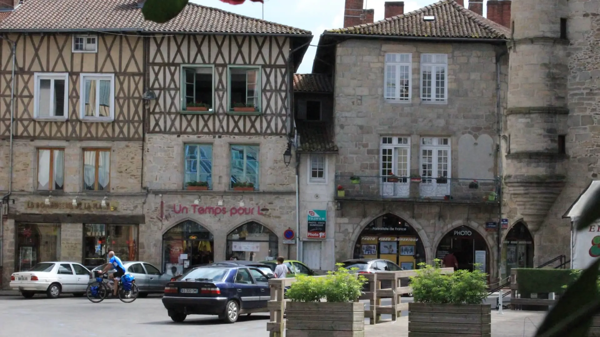 Place de la République et Tour ronde à Saint-Léonard de Noblat