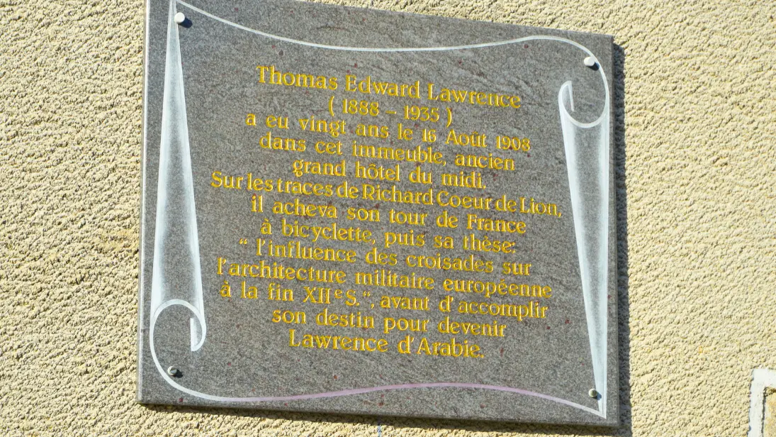 plaque-thomas-edward-lawrence-pub-le-saxo-chalus