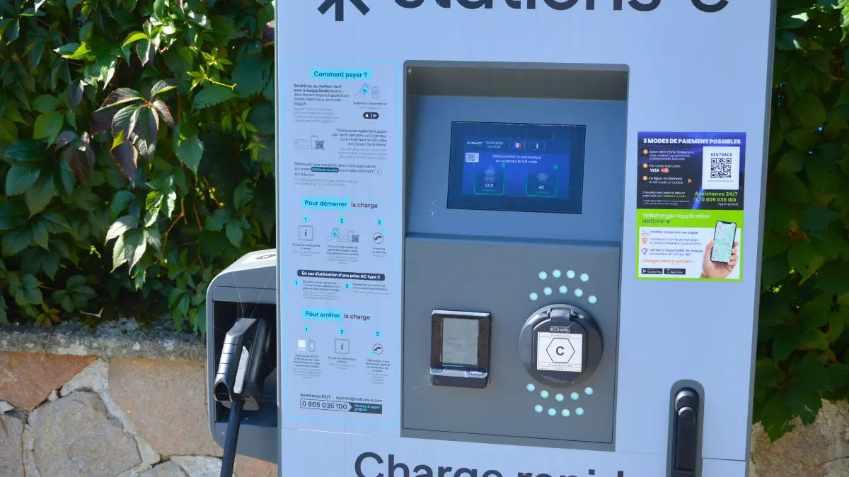 Borne de recharge pour véhicules électriques - Saint-Hilaire-les-Places