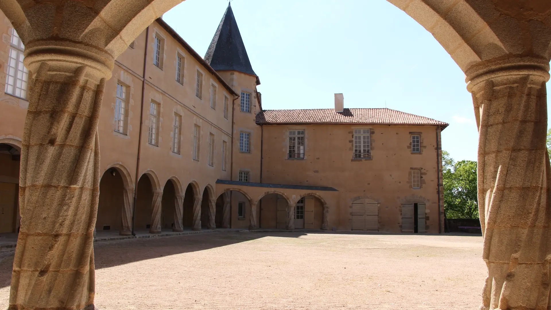 rochechouart_2018_otpol-cour-chateau