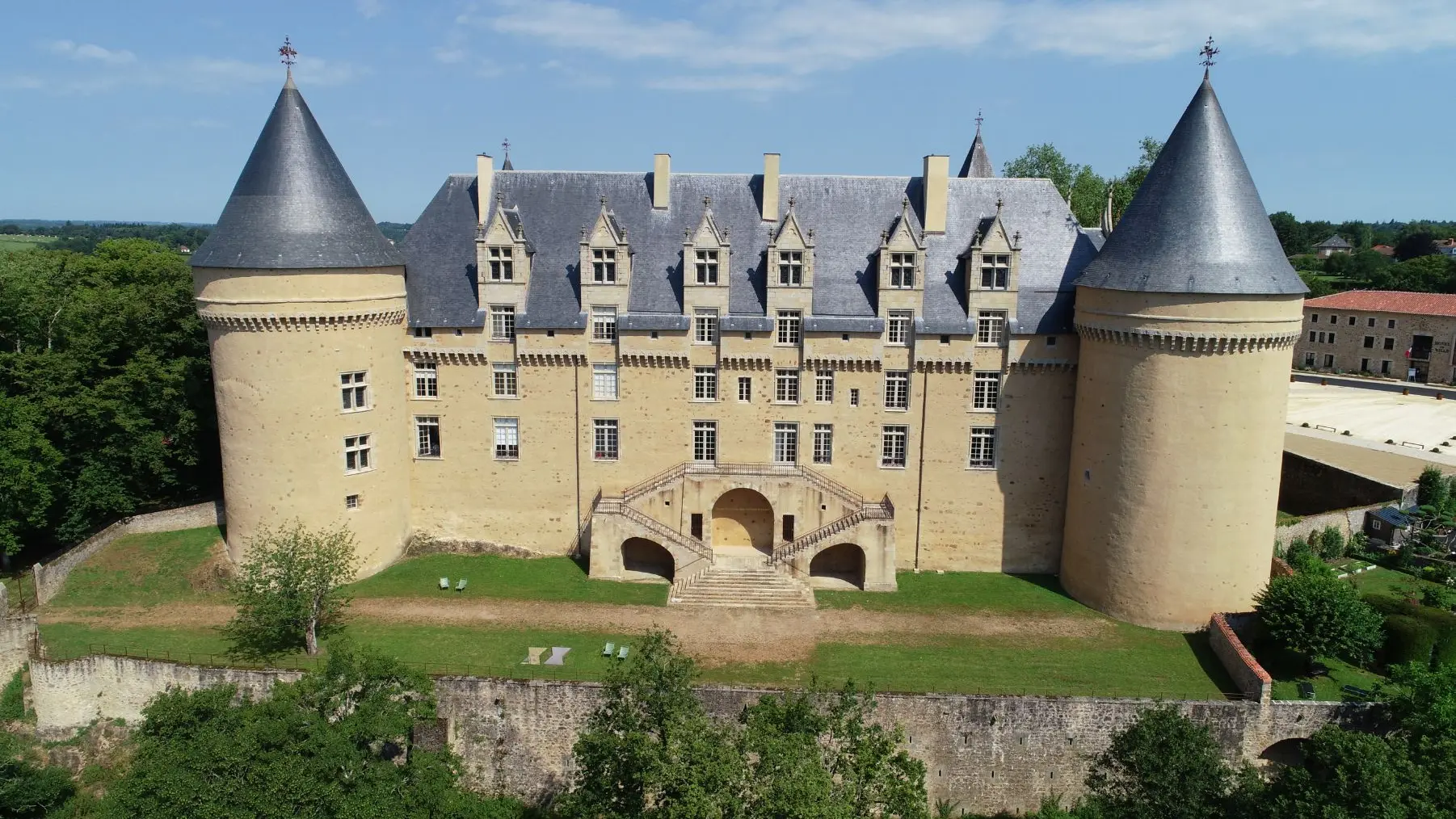 rochechouart_2019_otpol-dronetalos-chateau