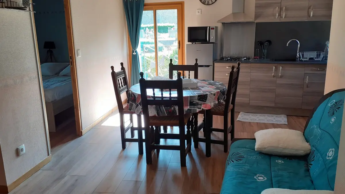 4.Gite des Hirondelles__Cubières Sur Cinoble_Cuisine_séjour