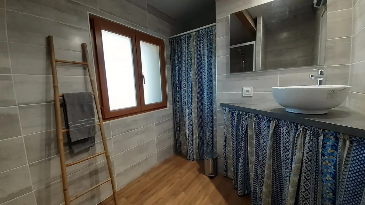 6.Gite Des Hirondelles_Cubières Sur Cinoble_salle d'eau (2)