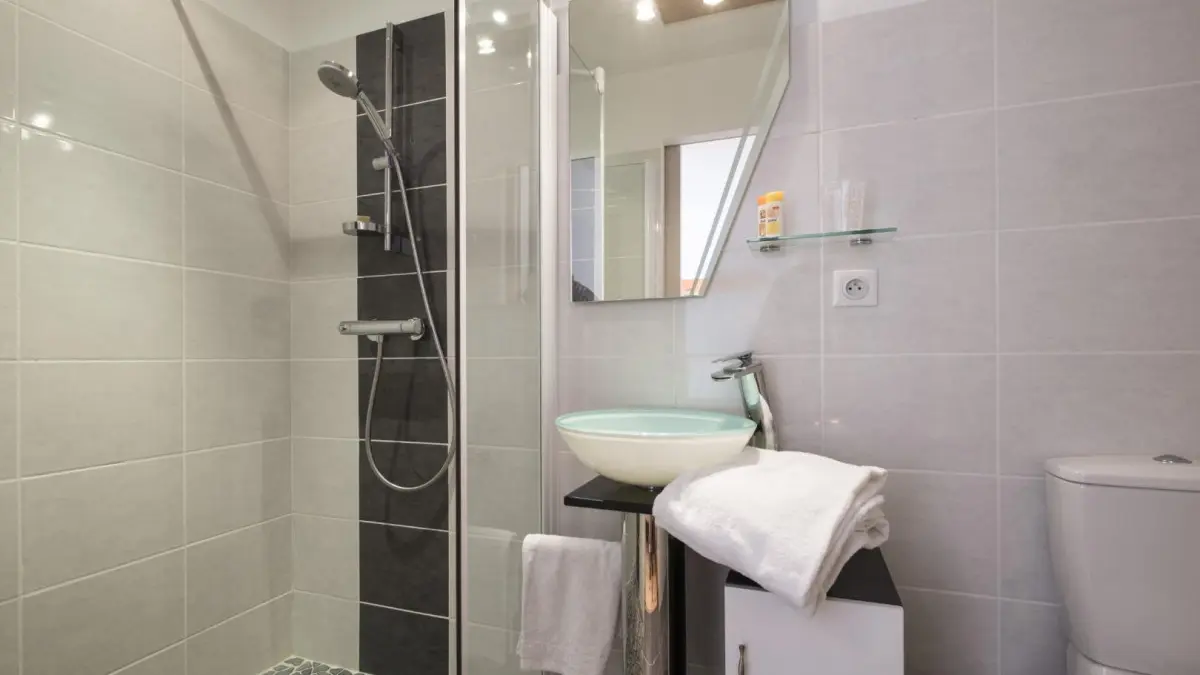 11G2688 - La Petite Cave de Lami_8