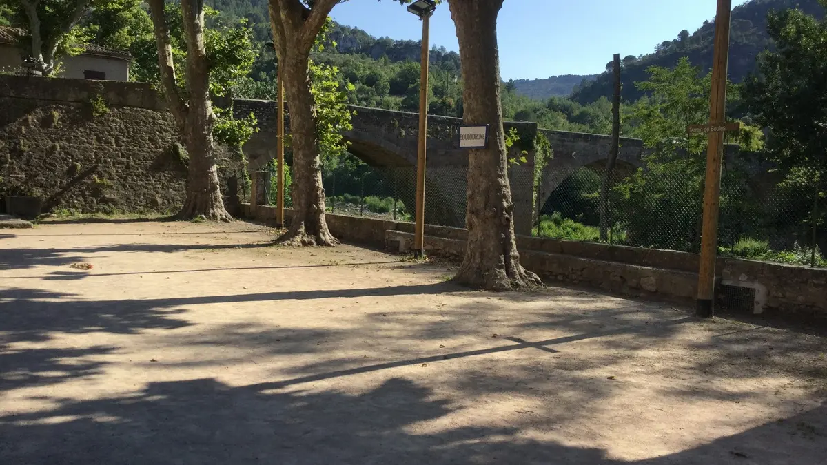 terrain de pétanque à 100m