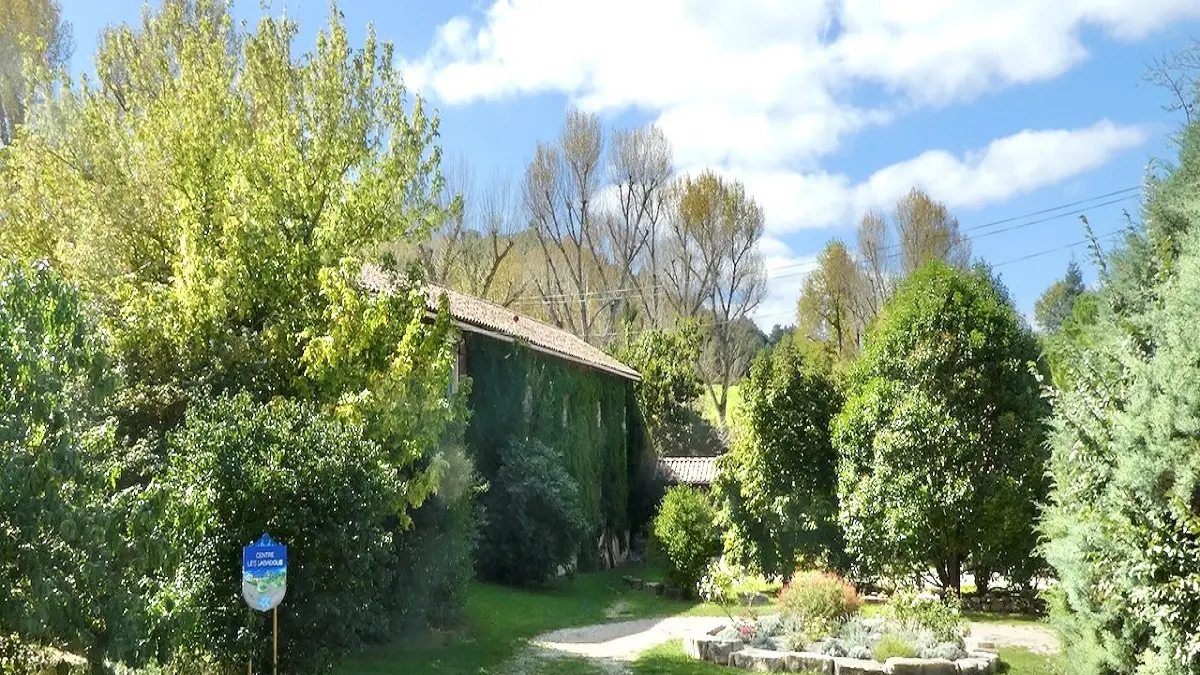 Entrée et parking au Centre Les Labadous