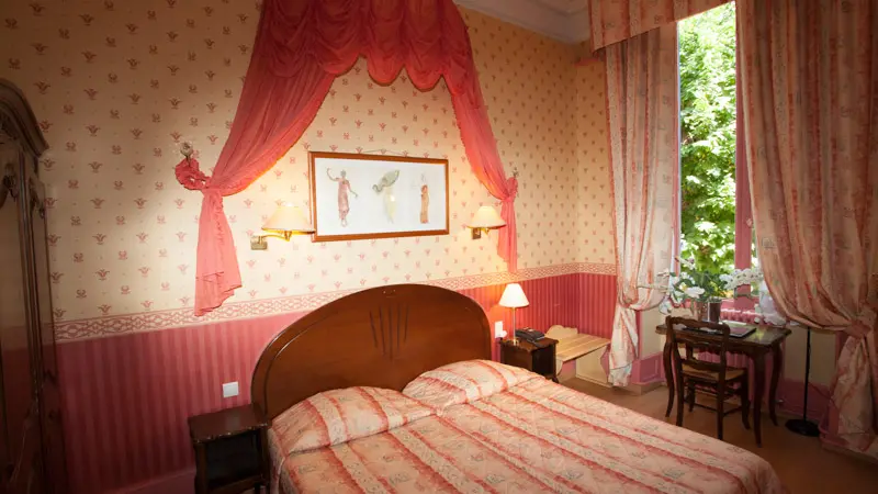 Grand hotel Moderne et pigeon-Limoux_1