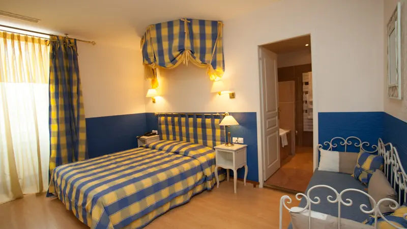 Grand hotel Moderne et pigeon-Limoux_10