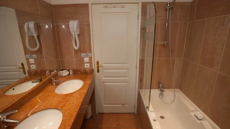 Grand hotel Moderne et pigeon-Limoux_11