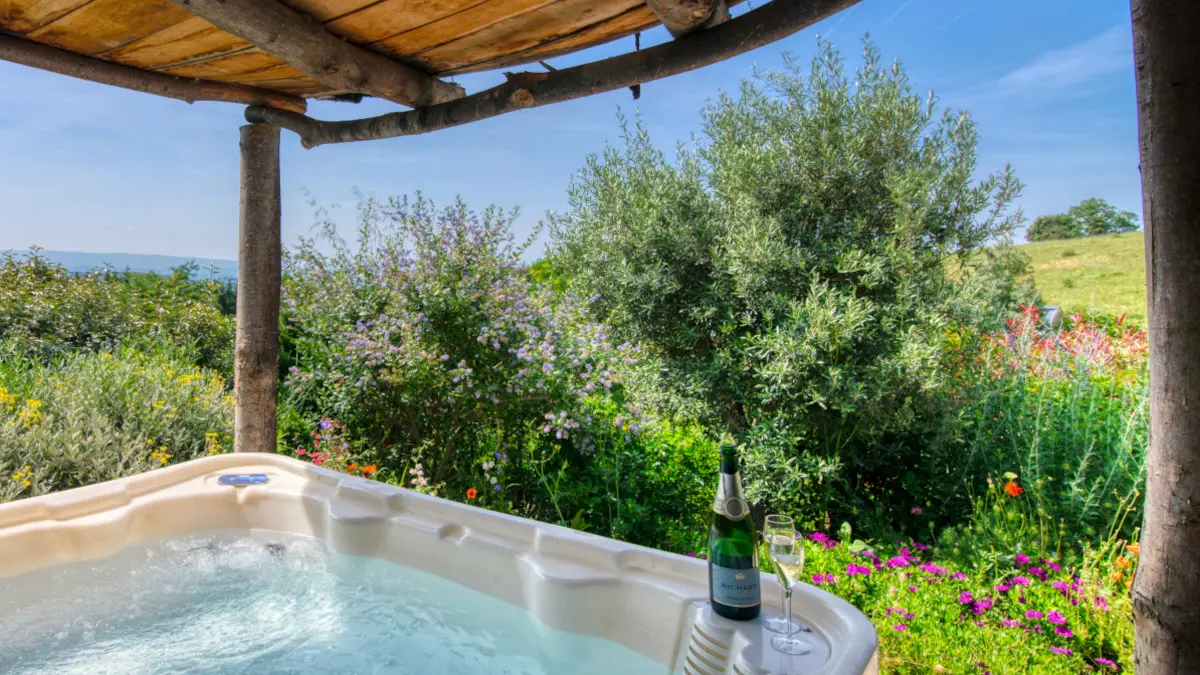 Maison du Hobbit jacuzzi privatif abrité sous la terrasse à l'abri des regards