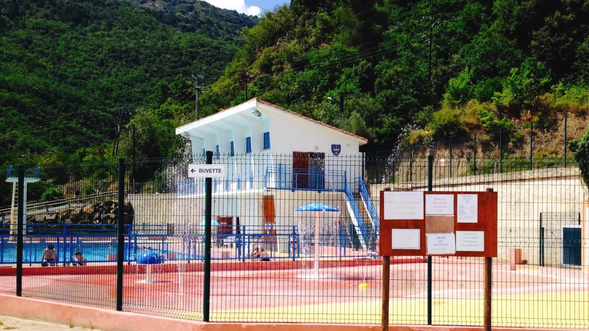 PISCINE D'EAU MINÉRALE