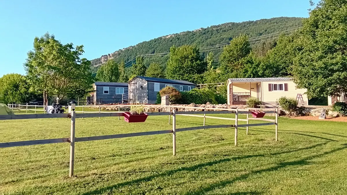 bugarach-2023-06-maison-nature-randonnee-camping