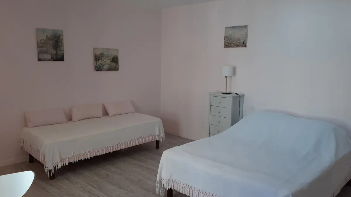 ch 30m 1er étage, lavabot lit BB  1lit 140X200 + 1 lit 90X190 et lit BB