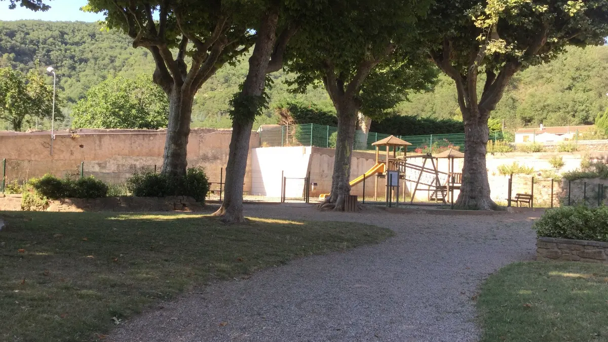 jeux d'enfants dans le parc des thermes d'Alet 150m