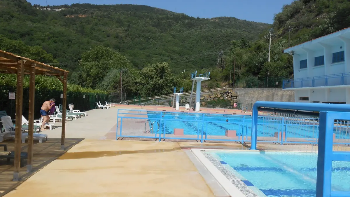 la piscine municipale d'eau thermale filtrée et chauffée