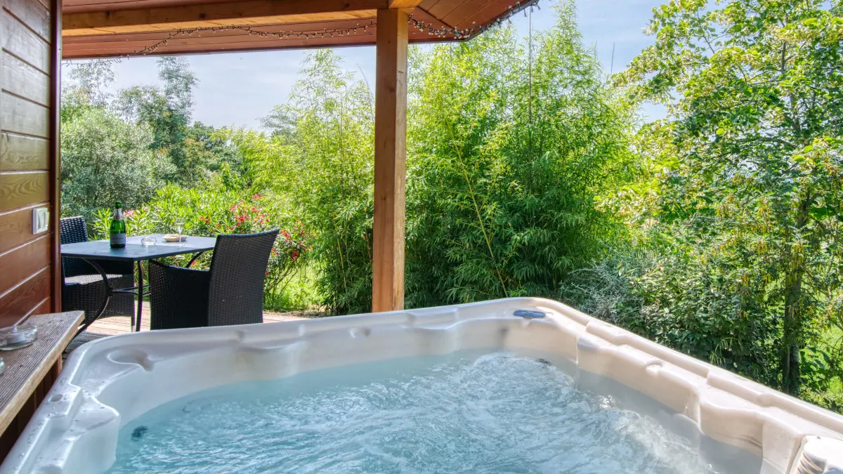 spa abrité sur la terrasse