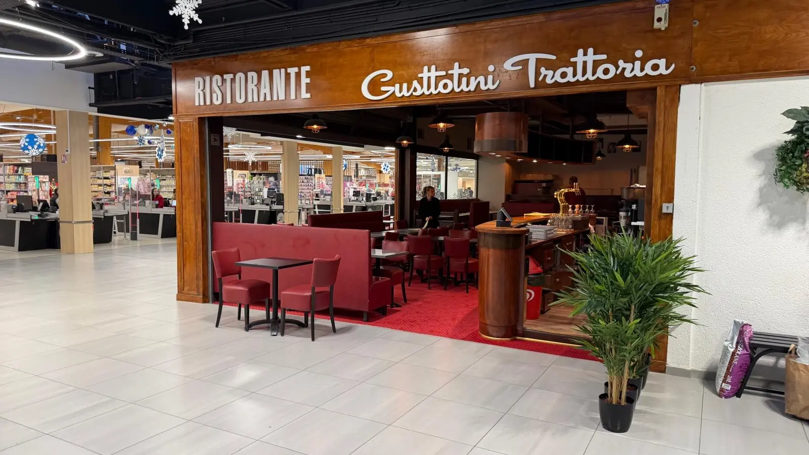 La façade latérale de Gustotini Trattoria, un coin à ne pas manquer ! •