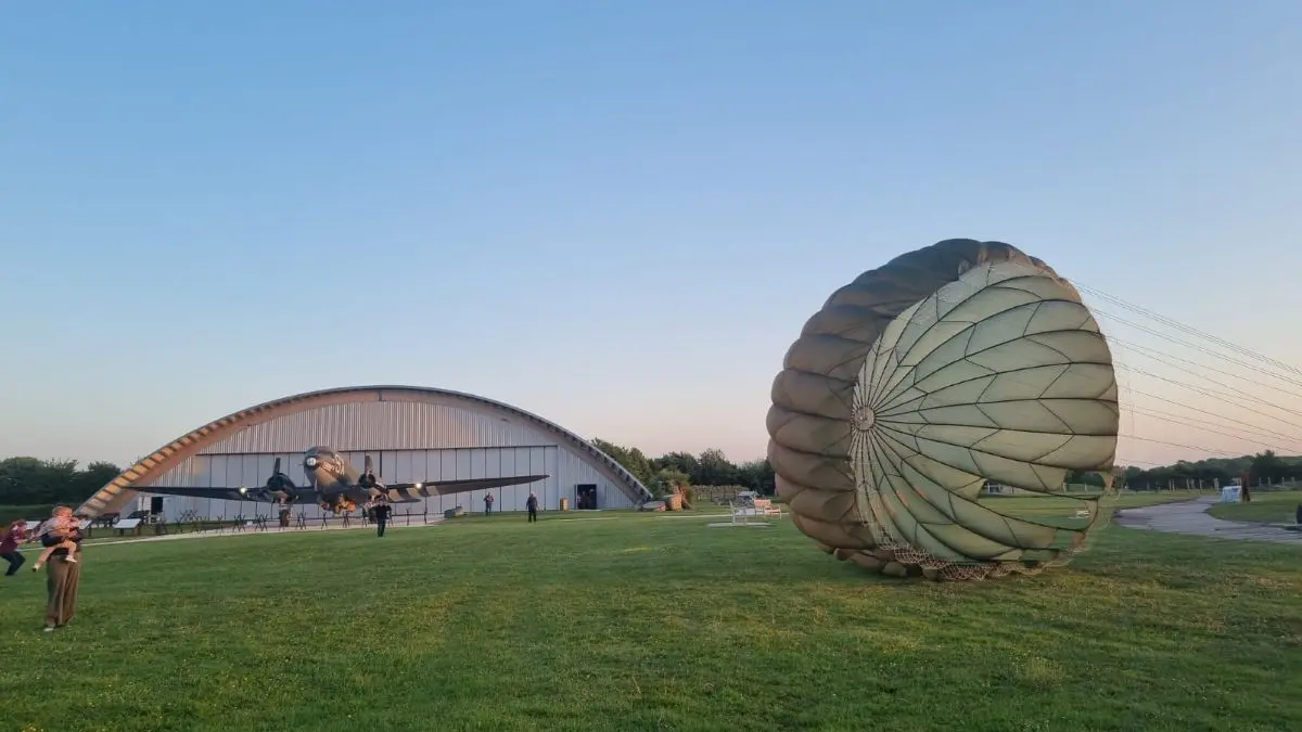 ANIMATION AVEC UN PARACHUTE-  MUSÉE DE LA BATTERIE DE MERVILLE 14