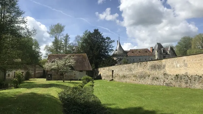 Autour-du-chateau-de-Saint-Germain-de-Livet--1-