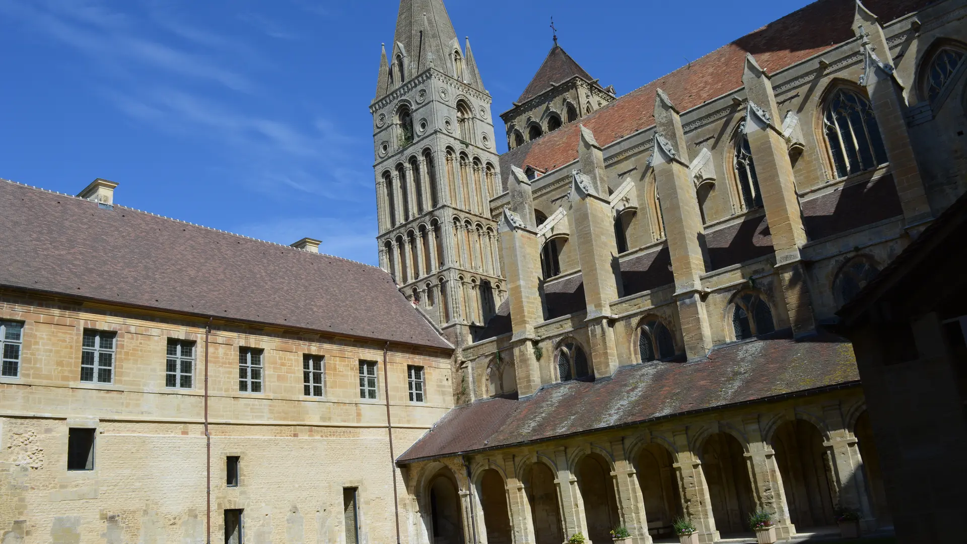 Vue du cloître de l'abbaye de Saint-Pierre-sur-Dives