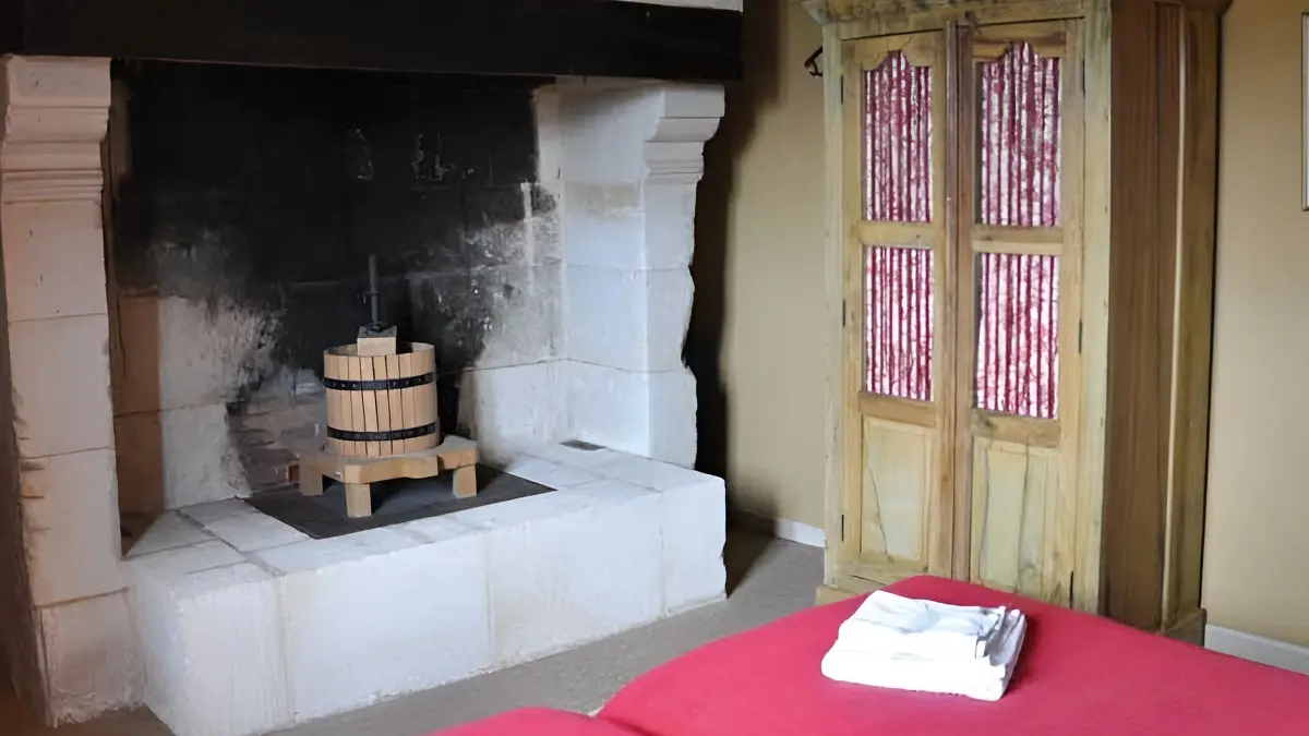 Ferme du Château Gite au Pin Chez Rebecca Whitehead Chambre cheminée