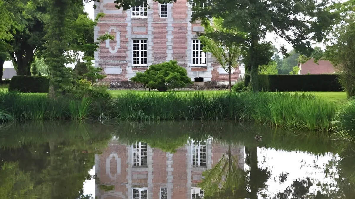 Ferme du Château Gite au Pin Chez Rebecca Whitehead plan d'eau chateau
