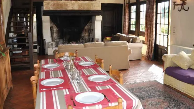 Ferme du Château Gite au Pin Chez Rebecca Whitehead table