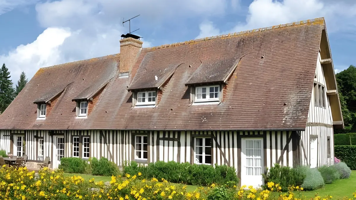 Ferme du Château Gite au Pin Chez Rebecca Whitehead vue maison
