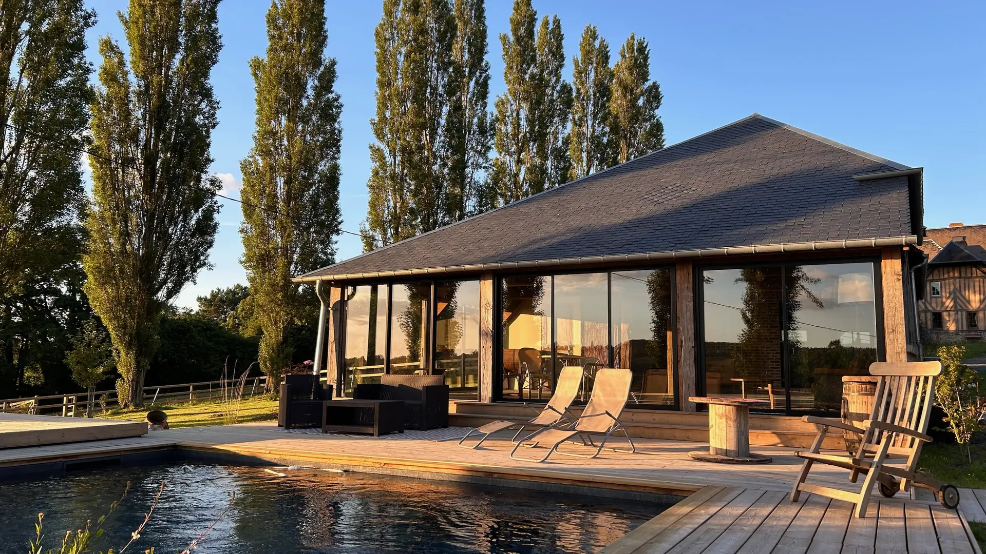 le préau et la piscine