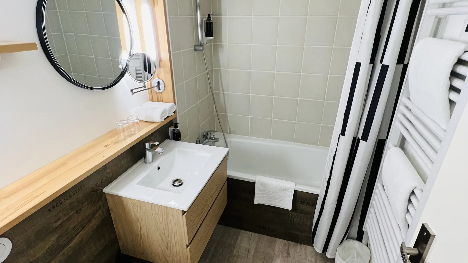SALLE DE BAIN - CHAMBRE SUPERIEURE